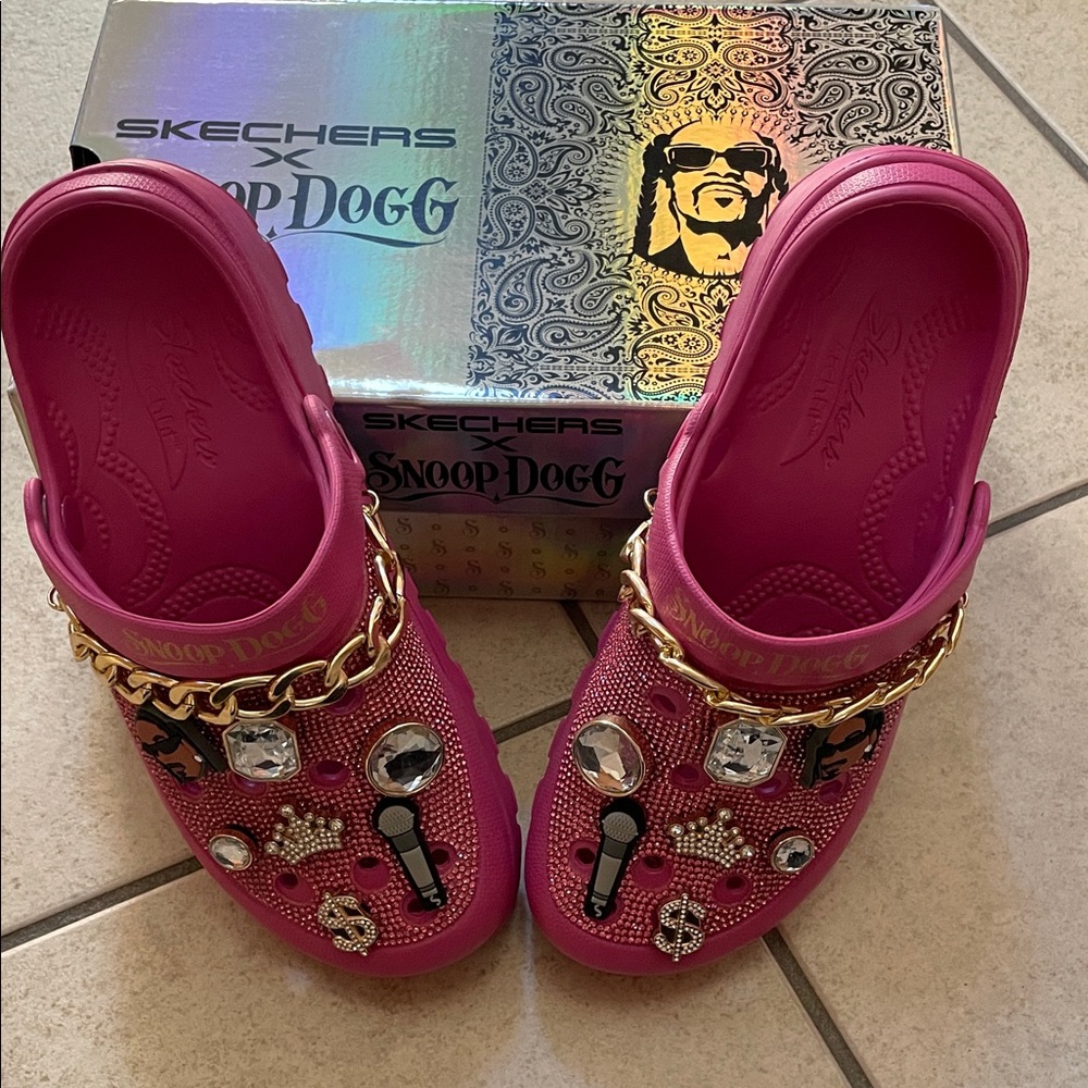 Skechers Pink Snoop Dogg Clogs with Gold Chain and Embellishments never worn